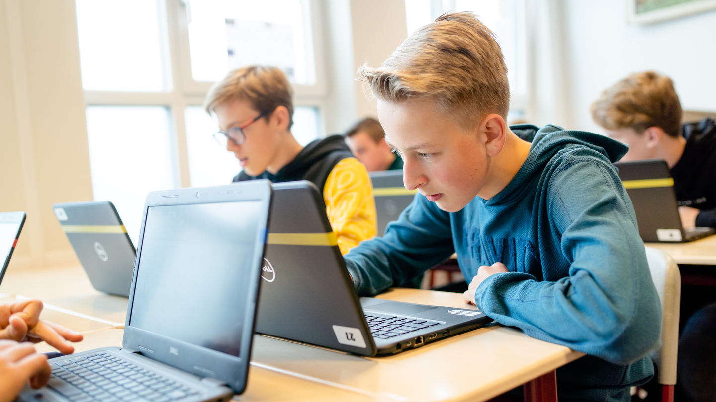 Scholing Artificial Intelligence