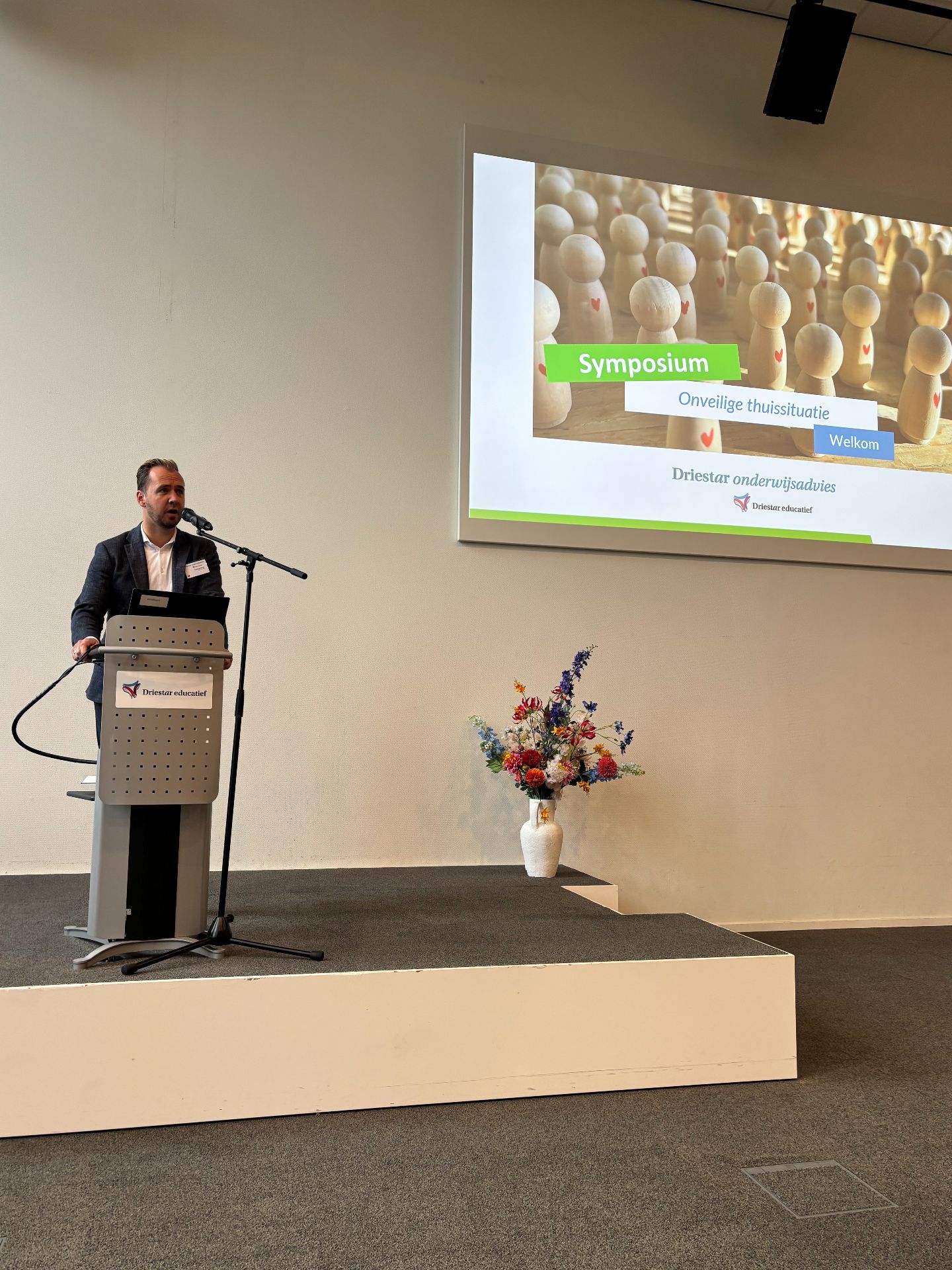 Foto van Evert de Bruin tijdens de opening van het symposium