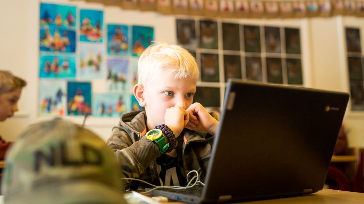 Geen filmpjes kijken?! Waarom een ouder-kind avond mediawijsheid noodzakelijk is
