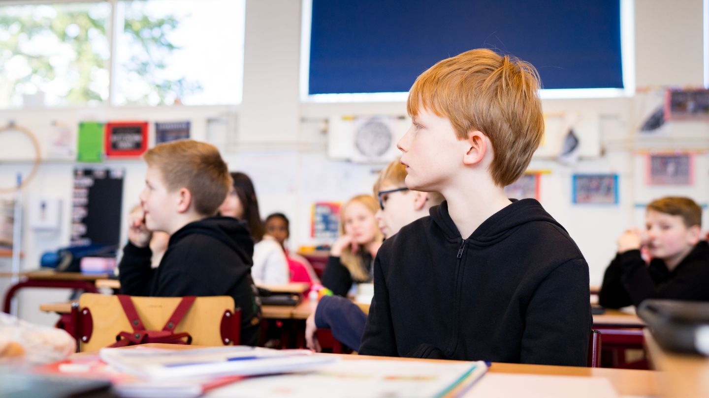 Makkelijk praten als je achter in de klas zit